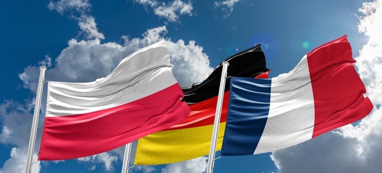 the co-operation of Poland, France, and Germany has recently gained renewed momentum with a more progressive government in Poland, a new French Foreign Minister who auspiciously added „European Affairs“ to his title, and a German Federal Government that enshrined trilateral cooperation in its coalition treaty